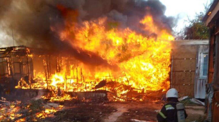 База відпочинку горіла у Затоці: вогонь знищив чотири будинки