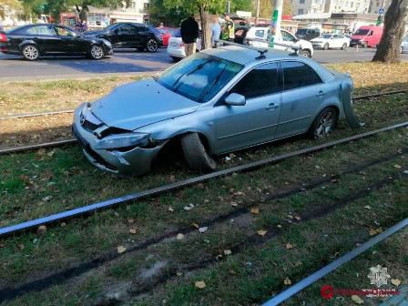 В Одессе произошло ДТП — автомобиль отбросило на рельсы