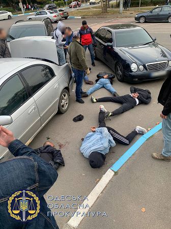 В Одесской области четырех мужчин подозревают в вымогательстве и похищении людей