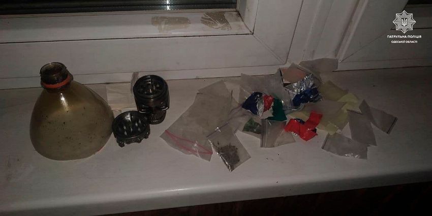 В авто, кущах і квартирі: патрульні Одеси розповіли про викриті факти незаконного обігу наркотиків (фото)