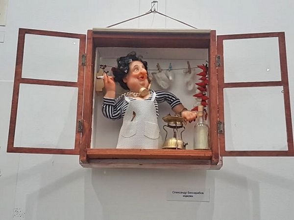 В Одесском музее выставили удивительные куклы в окошках (фото)