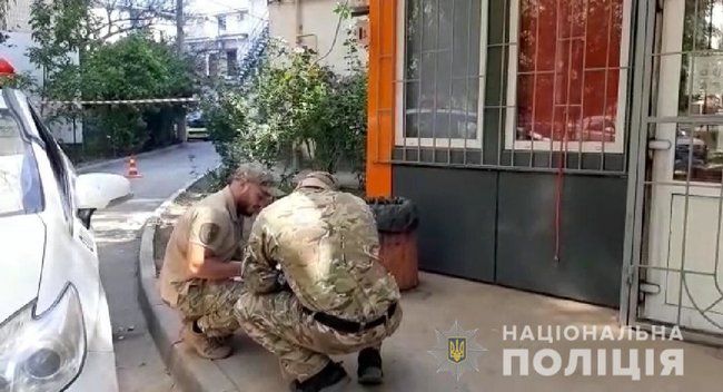 Мужчина угрожал взорвать гранату на школьном стадионе в Одессе. ВИДЕО+ФОТОрепортаж