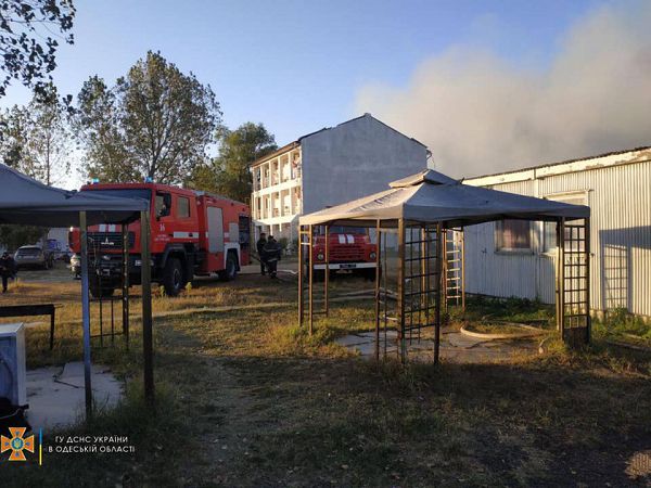 На турбазі в одеській Затоці згоріли чотири будиночки для відпочинку, евакуйовано 25 осіб
