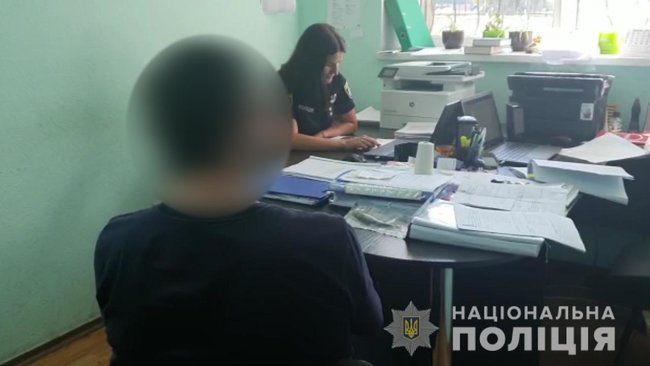 Полицейские задержали трех человек, подозреваемых в краже $400 тыс. из машины на АЗС в Одесской области 02