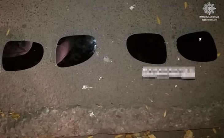 В Київському районі патрульні затримали чоловіка, який зривав дзеркала з автівок (фото)