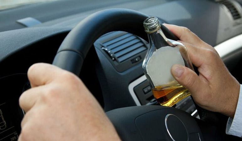 В Черноморске водитель сел пьяным за руль и предлагал взятку полицейским