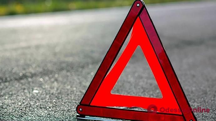 В Одесской области Mercedes с полицейскими врезался в опору моста