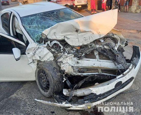 Под Одессой столкнулись легковушка и зерновоз: пострадали женщина и ребенок