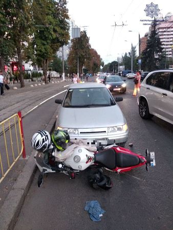 В центрі Одеси сталася потрійна ДТП: пасажирку мотоцикла госпіталізували. Фото