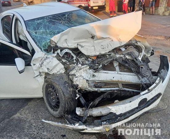 В Одеській області мати з 8-річним сином на Toyota влетіла під зерновоз MAN