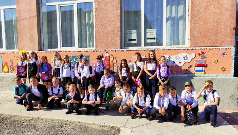 В школах Белгорода-Днестровского прозвенел первый звонок: торжественные линейки прошли только для учеников выпускных классов (фоторепортаж)