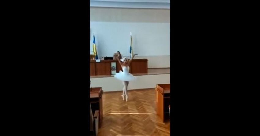 Под Одессой чиновница в балетной пачке станцевала для мэра на день рождения (видео)