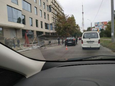 В Одессе строительные леса рухнули на автомобиль