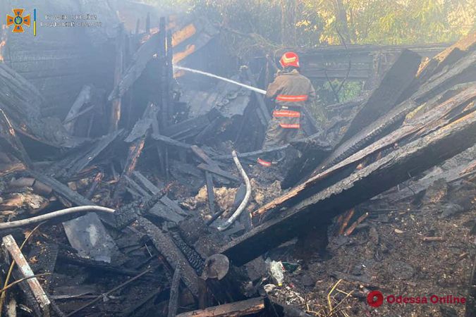 В Черноморске во время пожара сгорели частный дом и заброшенная хозпостройка