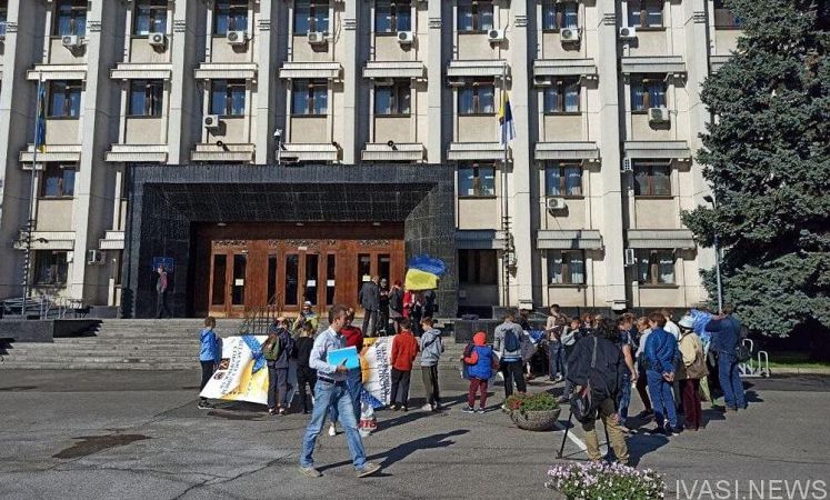 Пятый день без света: возле Одесской обладминистрации протестуют переселенцы