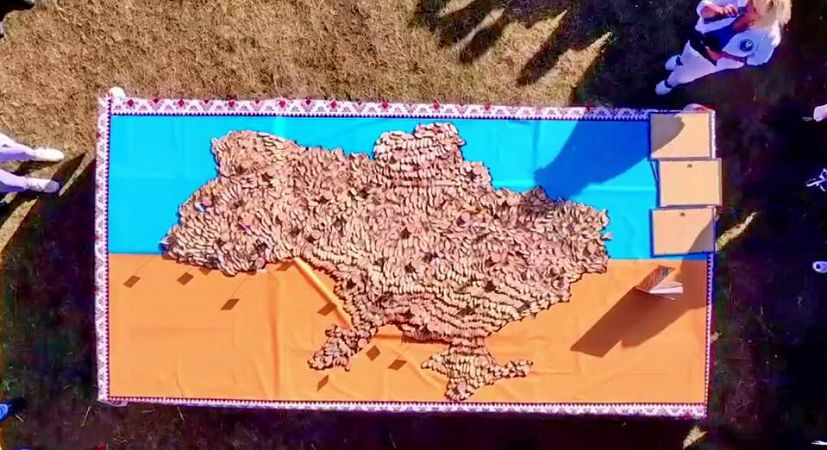 В Одесской области создали самую большую карту Украины из колбасы
