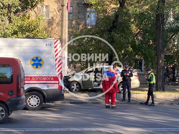 Невдала спроба: в Одесі водій автівки Toyota намагався виїхати на проїжджу частину, але врізався в стовп