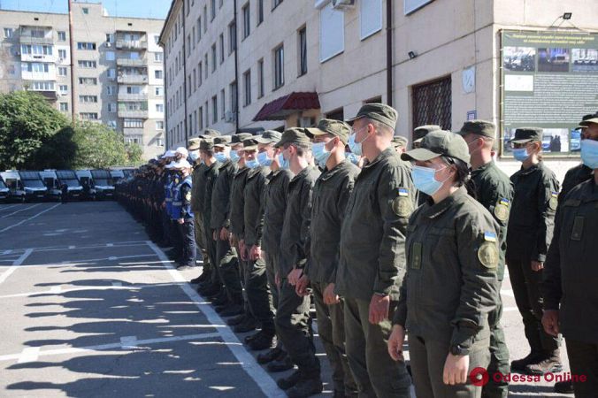 За лето раскрыли более 200 преступлений: одесских полицейских и нацгвардейцев наградили за службу во время курортного сезона