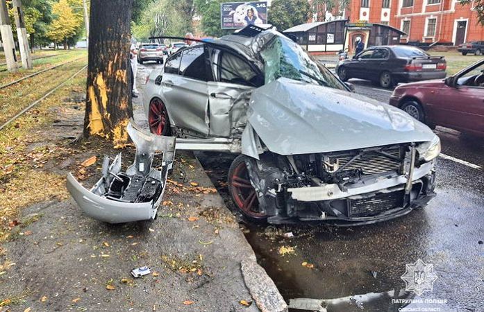 В Одессе юный гонщик на BMW разбил свое авто об дерево