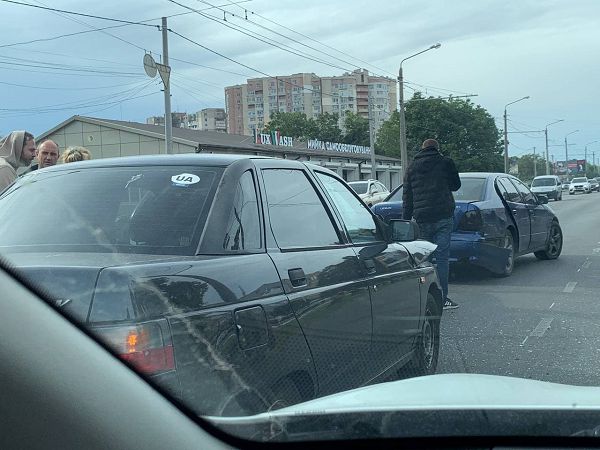 Дорожня подія на Таїрово: зіткнулися три автівки (фото)