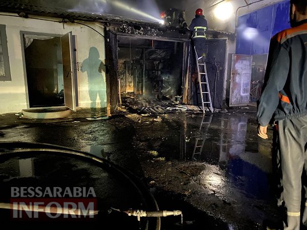 В Измаиле горело СТО: огонь уничтожил один из автомобилей