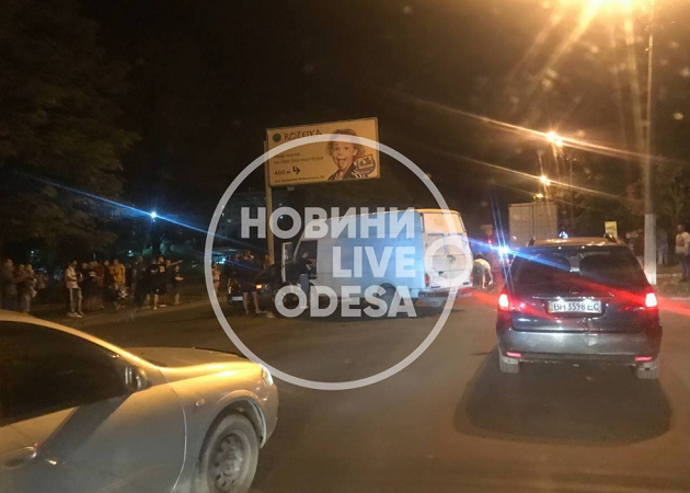 В Одесі вночі сталася потрійна ДТП, яка заблокувала рух машин. Фото, відео
