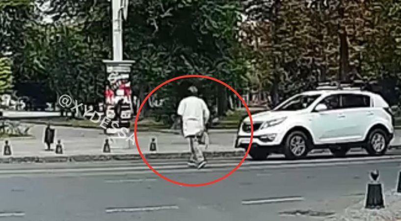 На Соборной площади автомобиль сбил бабушку (видео)