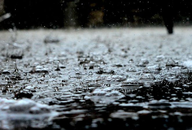 Автівки пливли, а пішоходам води по коліна: сильна злива затопила Одесу. Відео