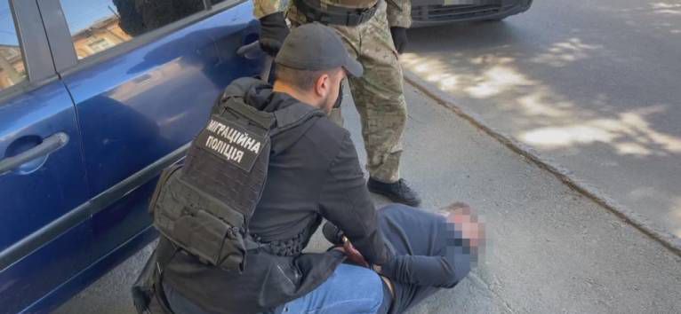 В Одесі затримали групу іноземців за підозрою у крадіжках з елітних автомобілів (Фото, Відео)