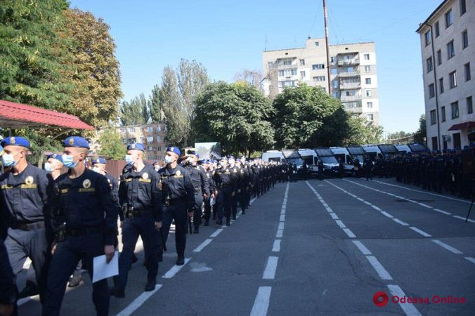 За лето раскрыли более 200 преступлений: одесских полицейских и нацгвардейцев наградили за службу во время курортного сезона