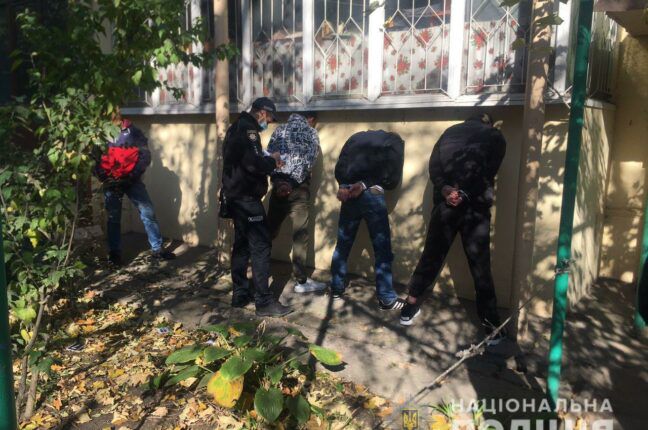 В Одессе трое мужчин «обносили» квартиры горожан