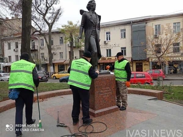Одесские коммунальщики  обрабатывают антивандальными смесями памятники