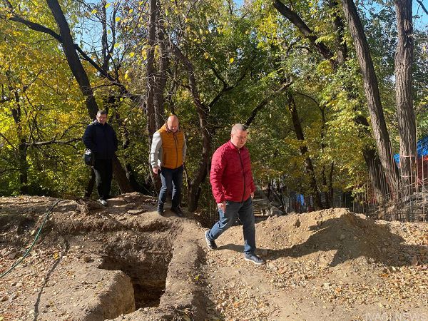 Ступени Курсантской лестницы укладывают гранитом из Житомира