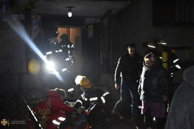 В Одессе из горящей квартиры спасли двух человек