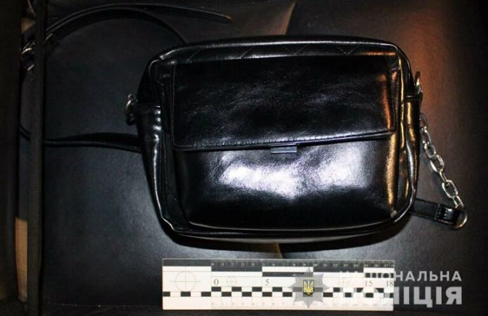 В Одессе мужчина забрался в машину к горожанке и пытался ее ограбить