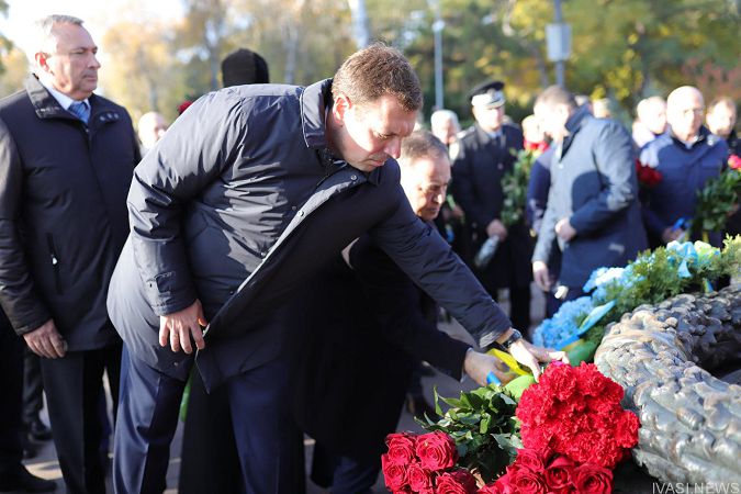 Одесские оппозиционеры в День освобождения Украины от фашистских захватчиков возложили цветы к Вечному огню