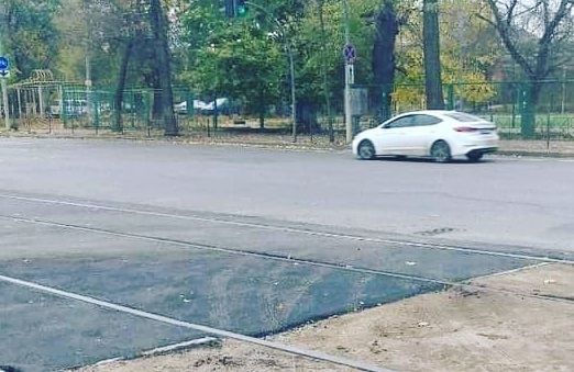 На Фонтанской дороге застройщик за свой счет заасфальтировал разбитый перекресток