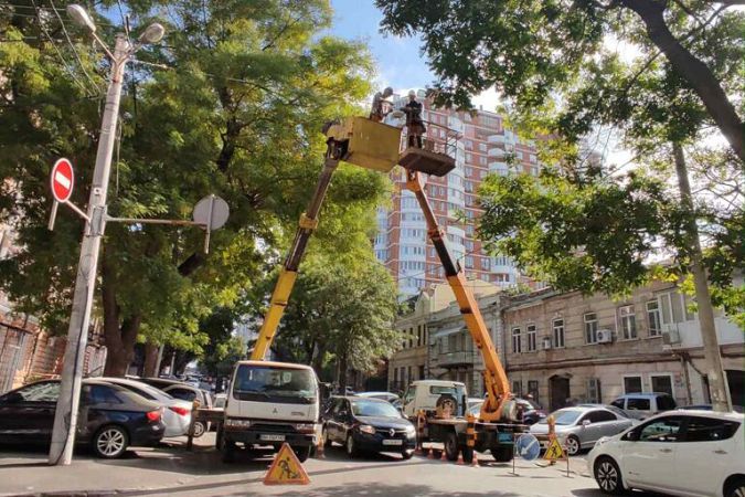 На улицах Одессы модернизируют наружное освещение: что уже сделано (ВИДЕОКОММЕНТАРИЙ)