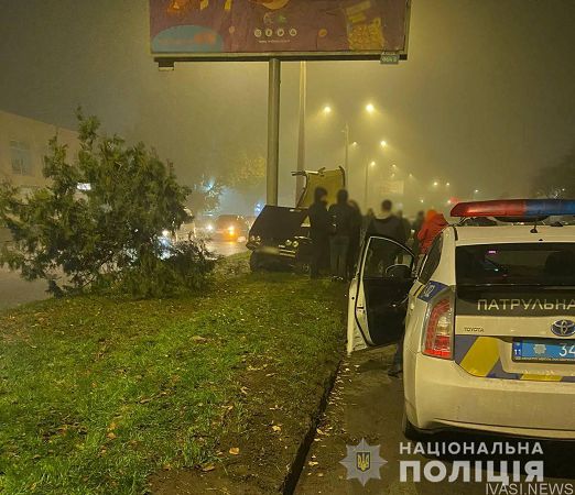На Паустовского ВАЗ влетел в опору билборда: водитель погиб
