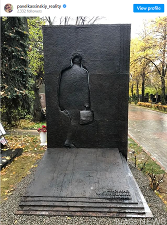 На Новодевичьем кладбище в годовщину смерти открыли памятник великому одесситу Михаилу Жванецкому