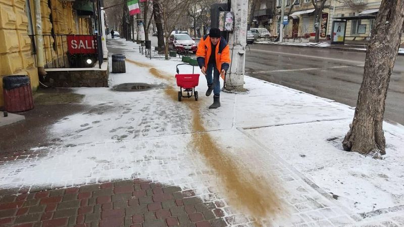 Одесские коммунальщики вышли на борьбу со снегом