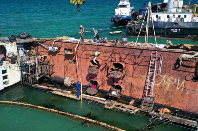 Танкер Delfi, затонувший у берега Одессы, продадут на металлолом