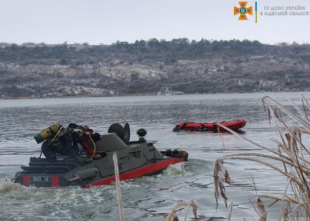 На Хаджибеевском лимане учились спасать людей, попавших в беду на тонком льду