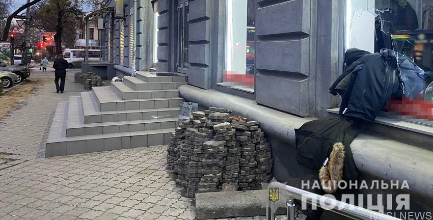 В Одессе парень разбил стекло магазина, чтобы бесплатно обновить гардероб