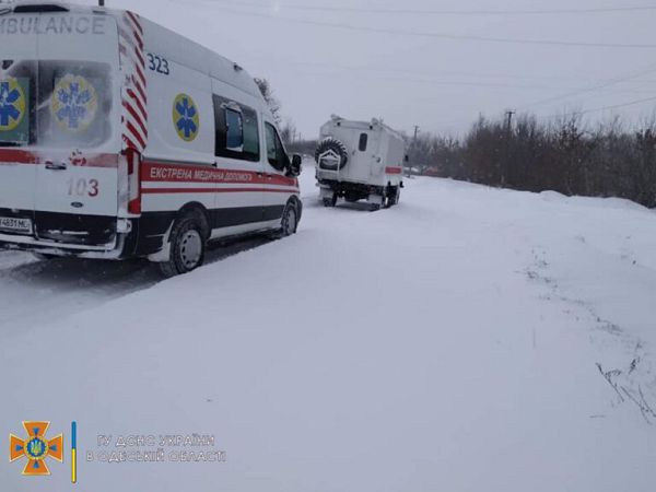 За сутки одесские спасатели 8 раз извлекали автомобили из снежных заносов