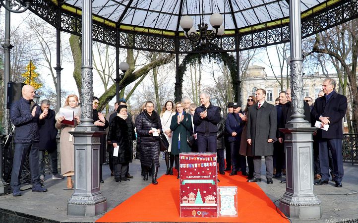 В Горсаду проходит юбилейная благотворительная рождественская ярмарка
