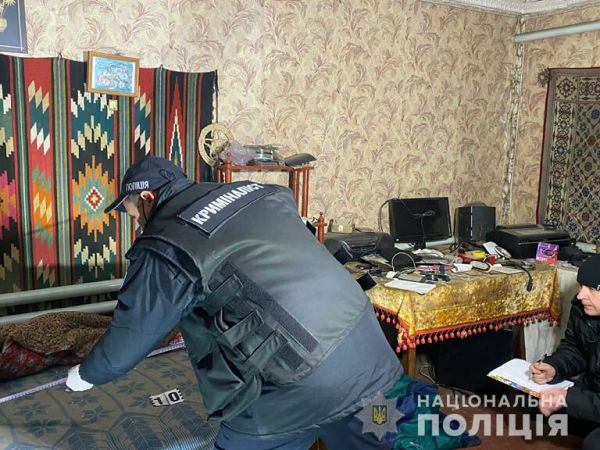 В Одесской области мужчина смертельно ранил приятеля и спрятал тело в диван