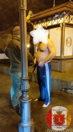 В Одессе на улице задержали полуголого мужчину с ружьем