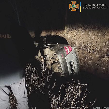 Одесские спасатели вытащили автомобиль из кювета