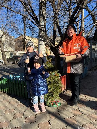 Сотни одесситов сдали новогодние елки на переработку